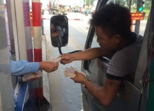 Khi nào dùng tiền lẻ qua trạm BOT bị quy kết vi phạm pháp luật?